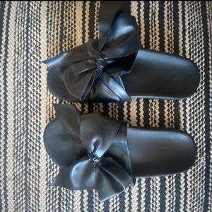 Black faux leather bow slides